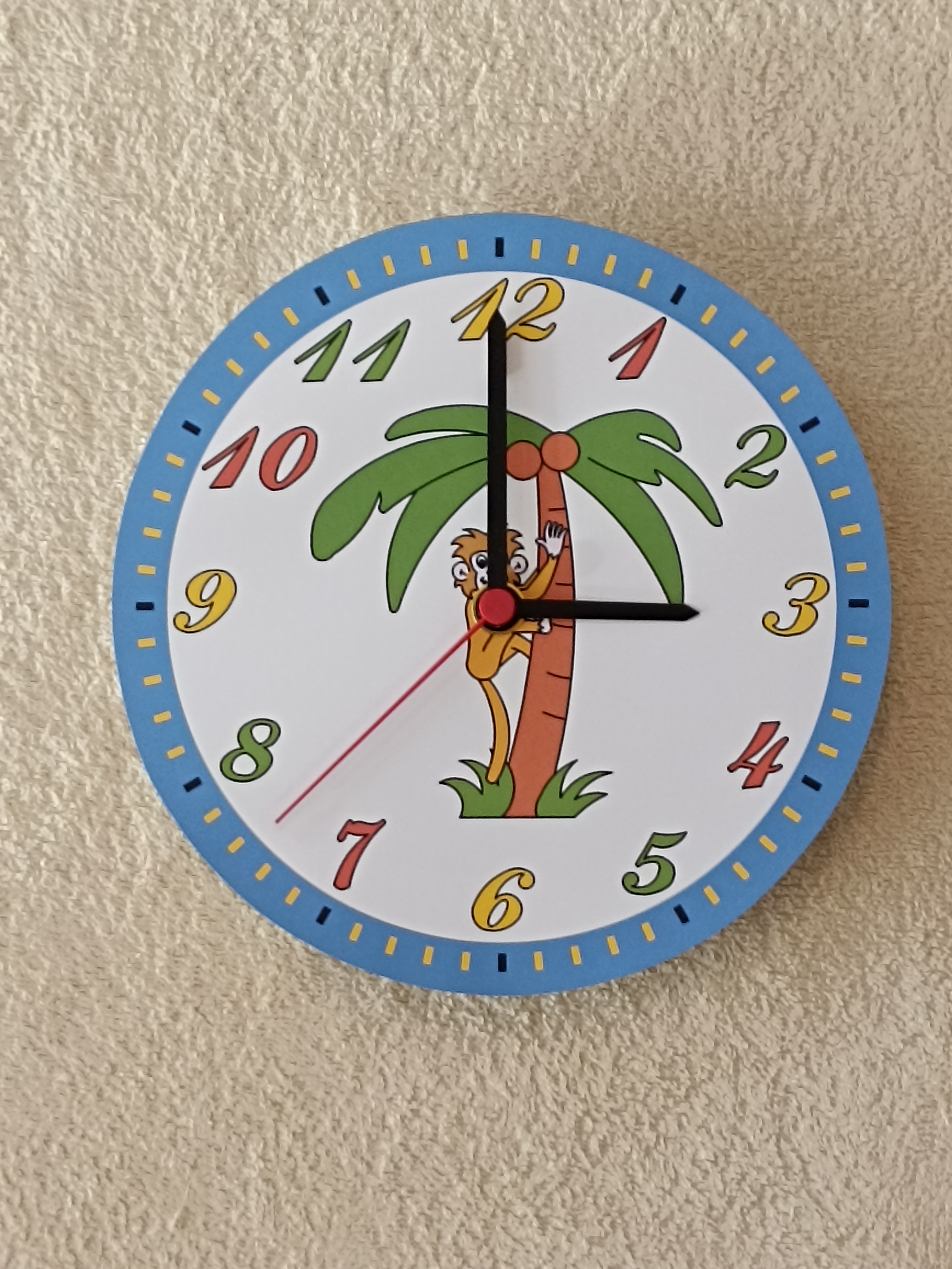 Dřevěné hodiny kulaté - Opička na palmě