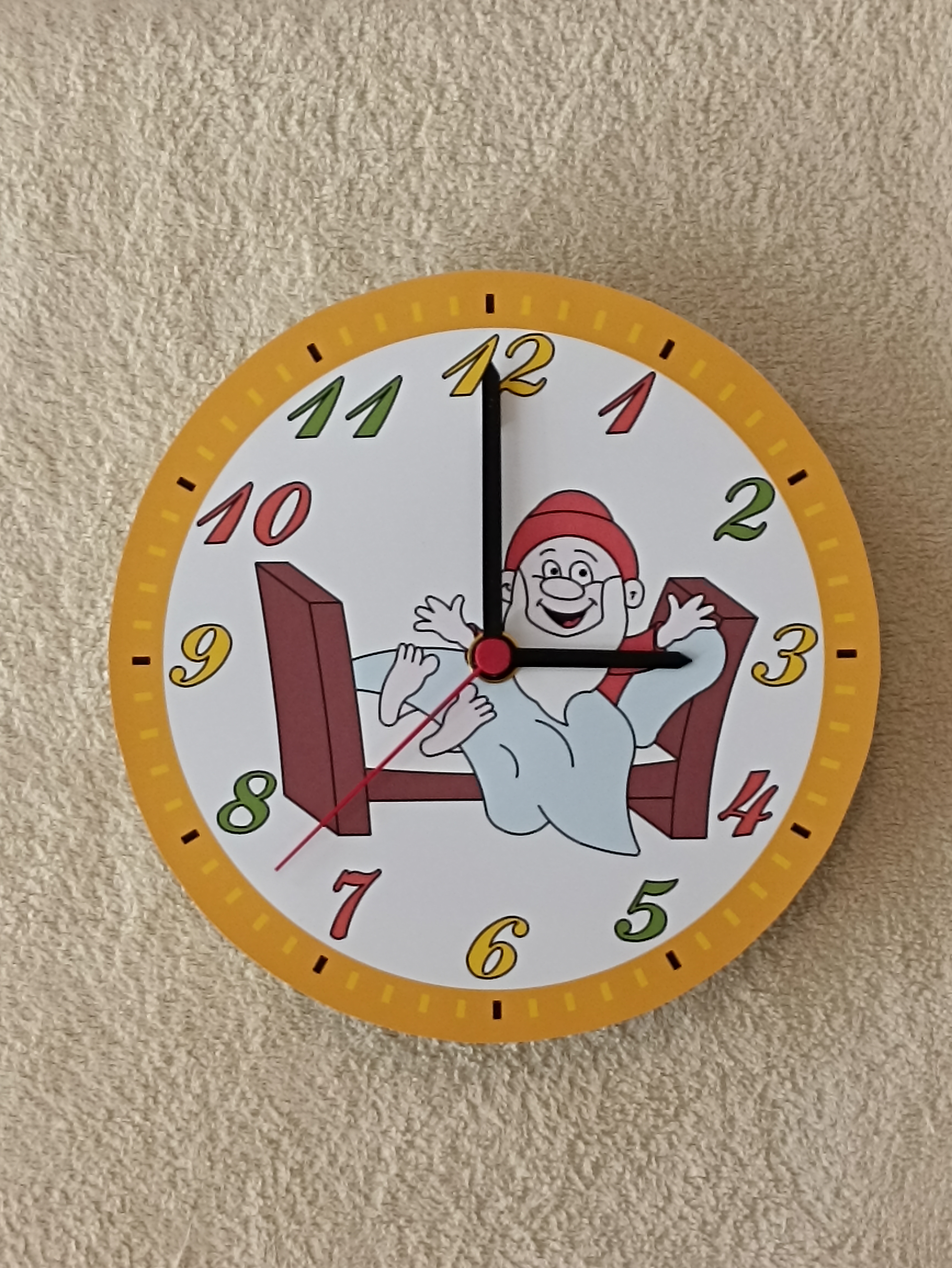 Dřevěné hodiny kulaté - Trpaslík v posteli