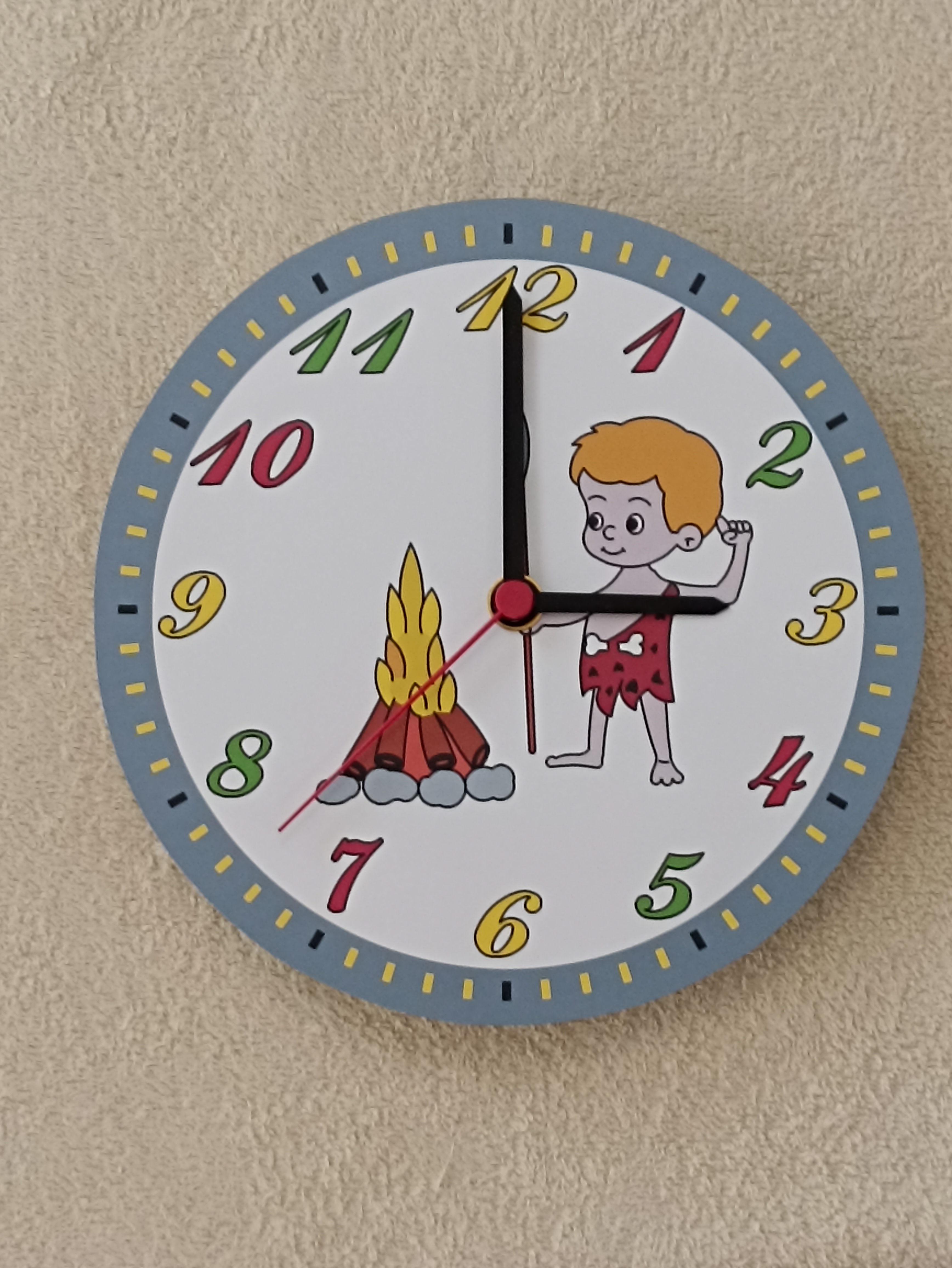Dřevěné hodiny kulaté - Pračlověk