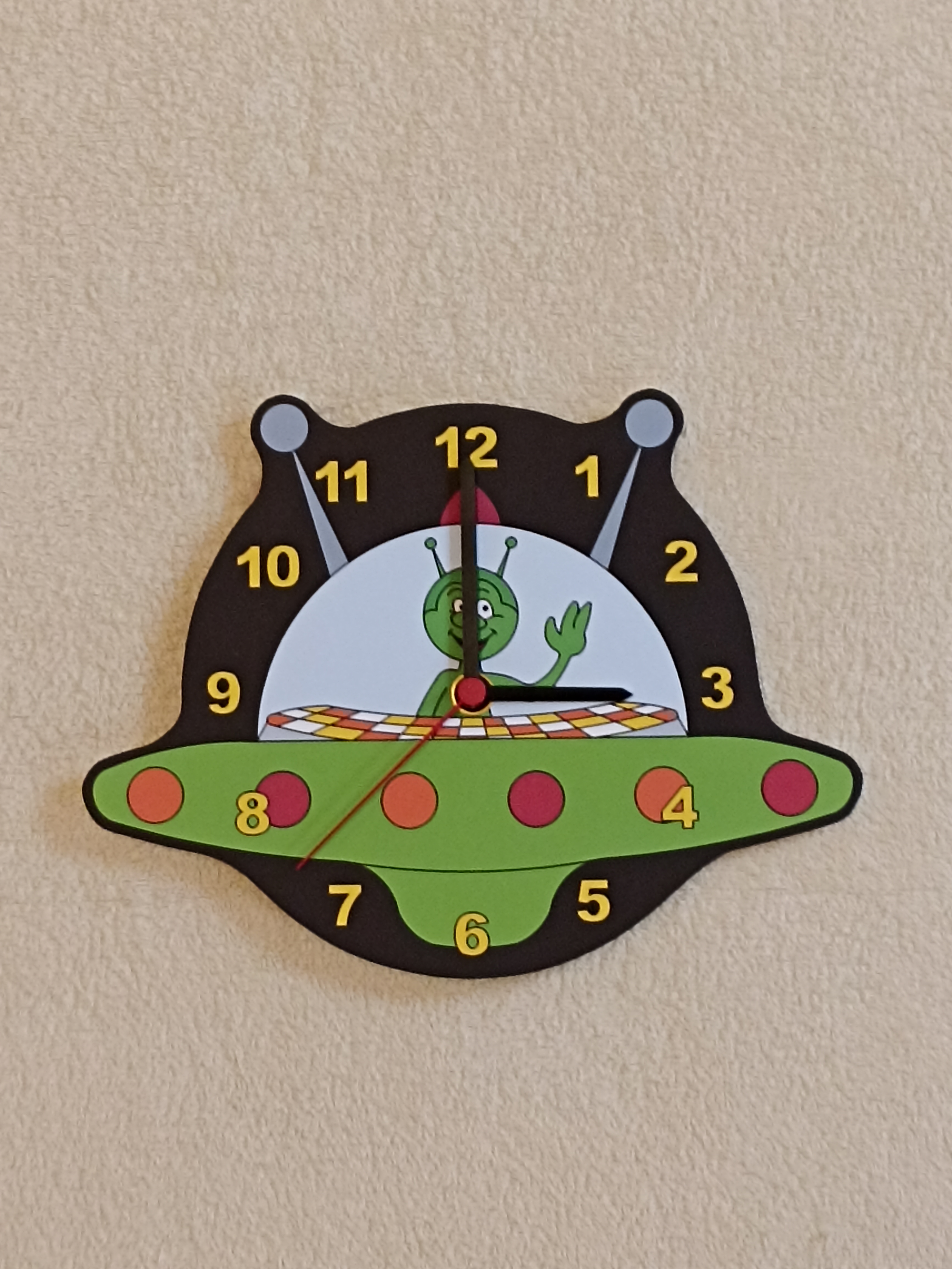 Hodiny dřevěné vyřezávané - Ufo